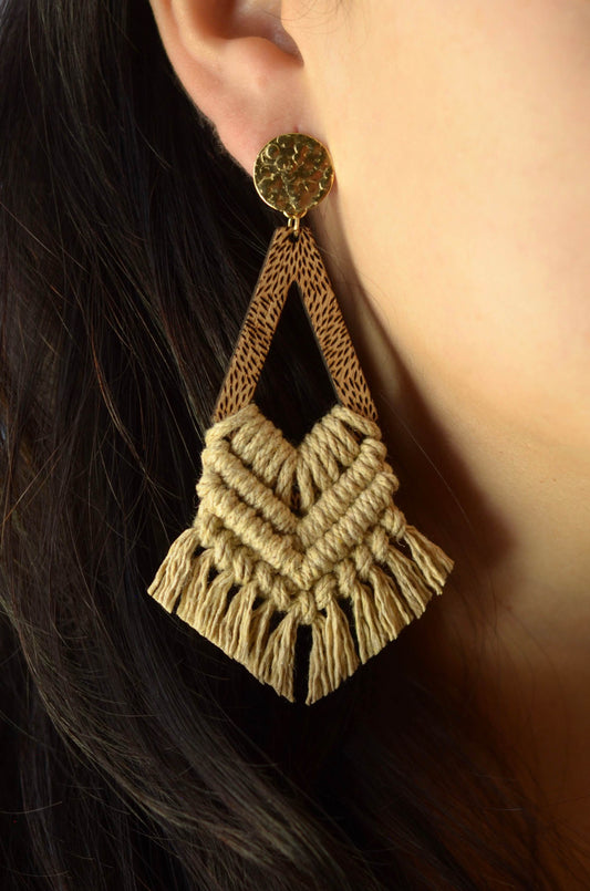 Aretes Soma macramé arena - ligereza y elegancia artesanal