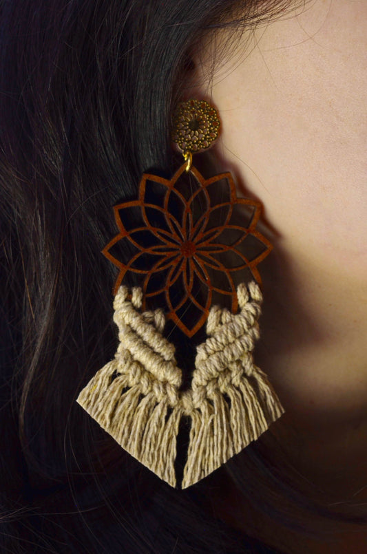 Modelo usando aretes Maia macramé arena - vista lateral