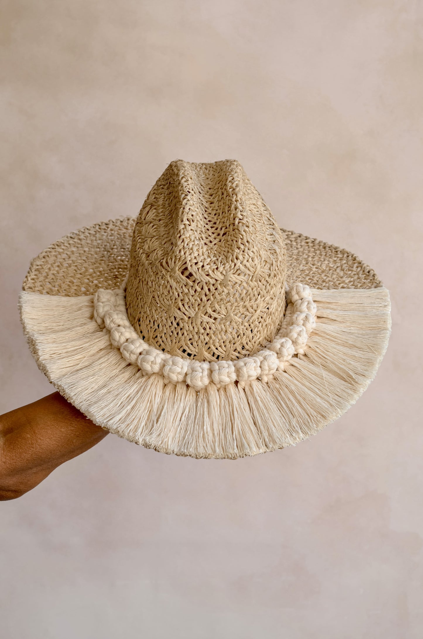Sombrero Greta de yute natural con toquilla de macramé - Vista trasera horma americana - STELLINA