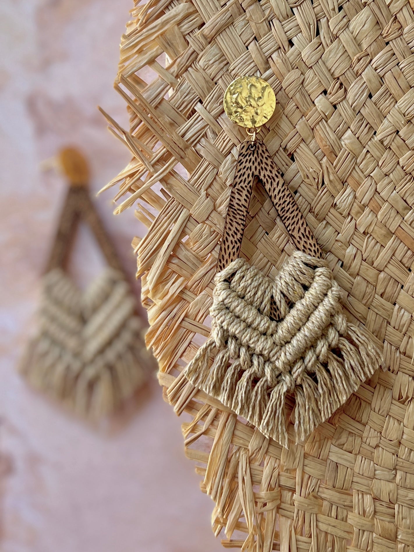 Aretes Soma de macramé color arena tejidos a mano - STELLINA