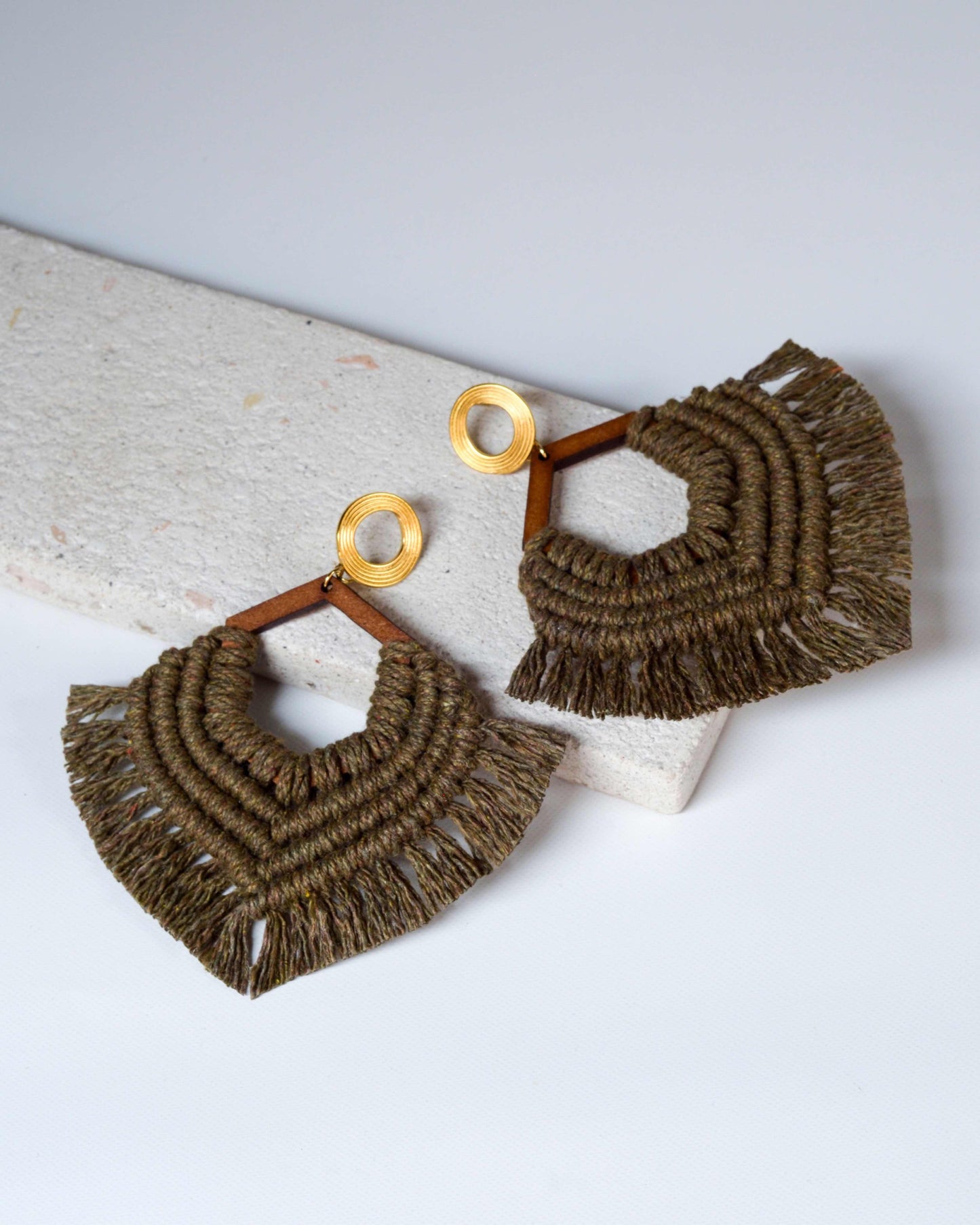 Textura y acabado aretes macramé Alba hechos a mano