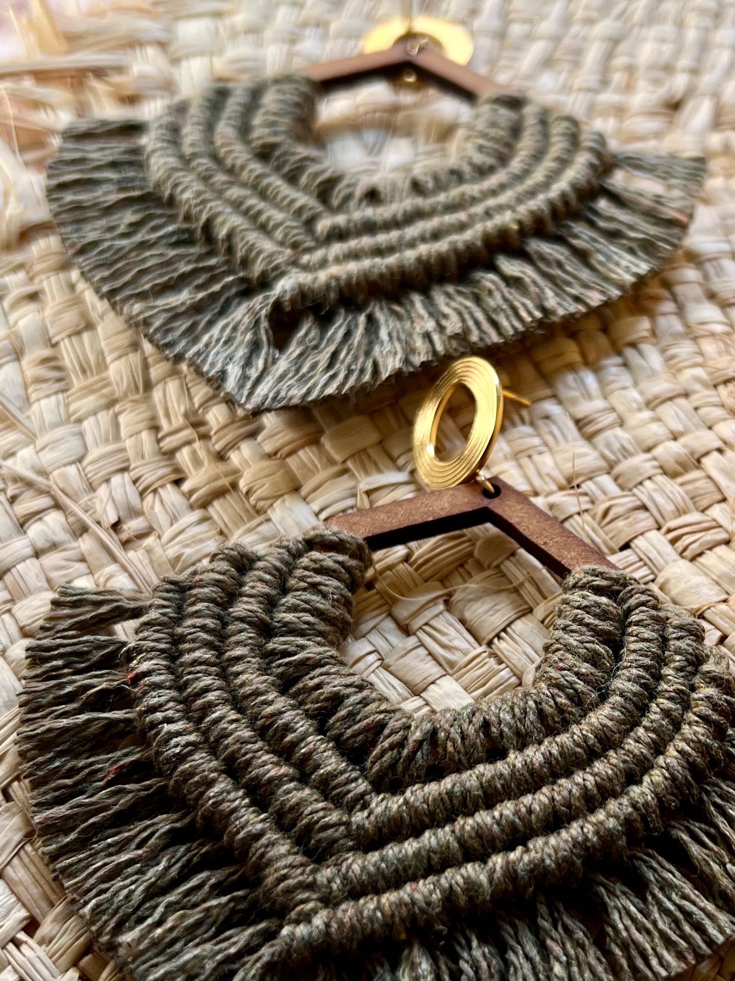 Detalle de tejido artesanal aretes macramé Alba tono olivo
