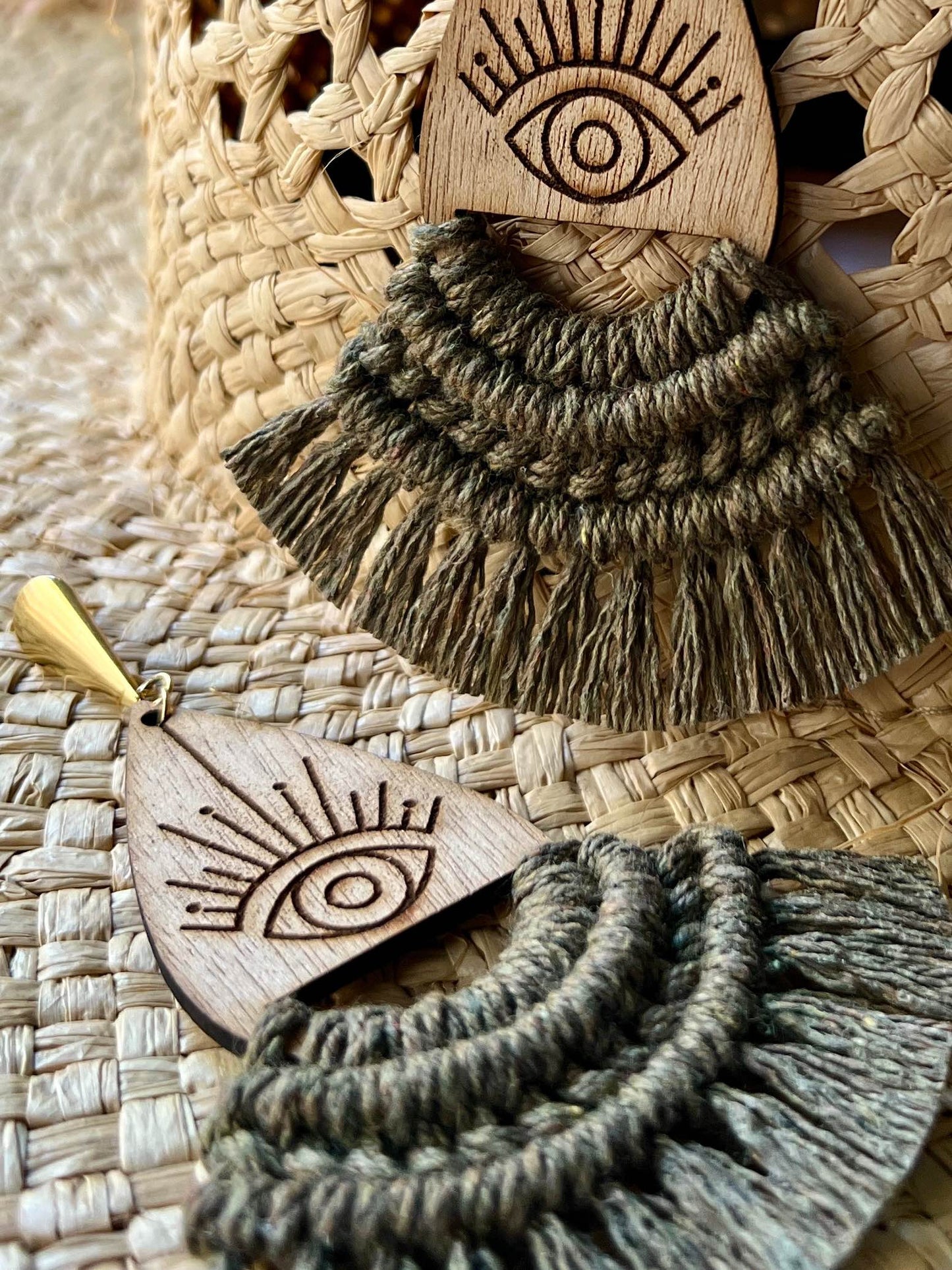 Detalle de tejido artesanal aretes macramé Lumen color olivo