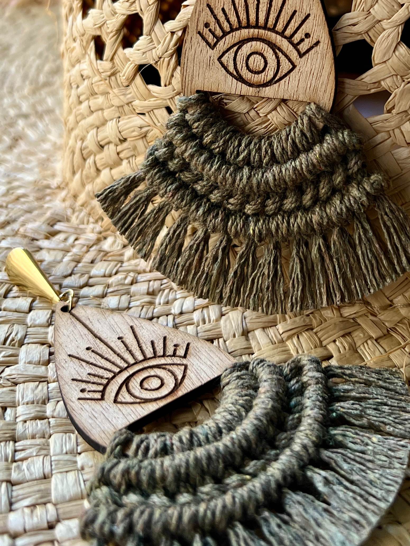 Detalle de tejido artesanal aretes macramé Lumen color olivo