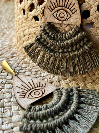 Detalle de tejido artesanal aretes macramé Lumen color olivo