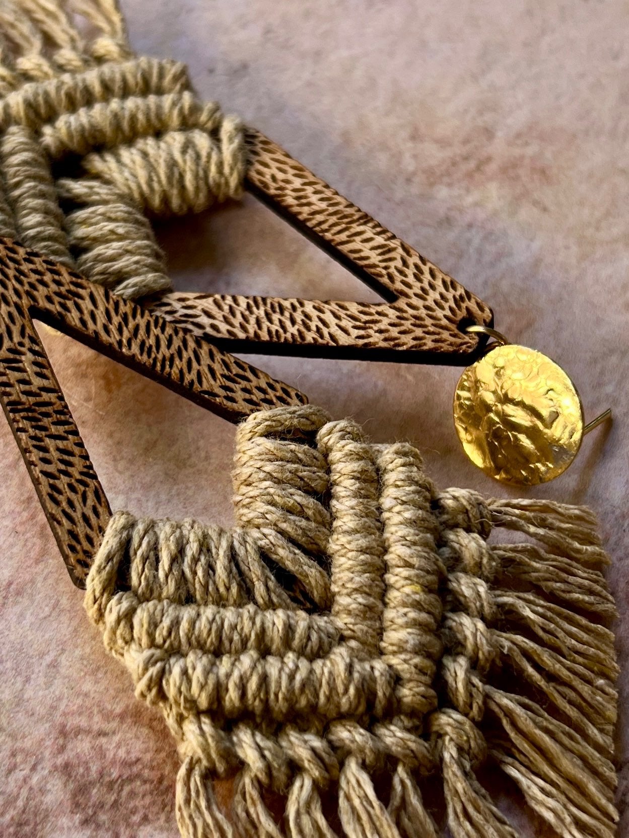 Detalle de tejido artesanal aretes macramé Soma color arena