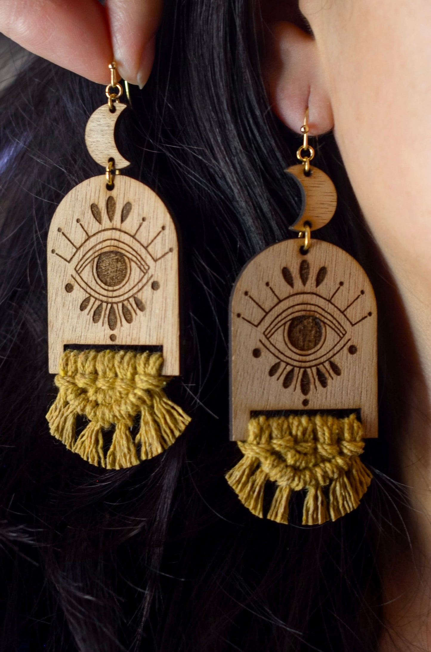 Modelo usando aretes Chandra macramé mostaza - vista lateral
