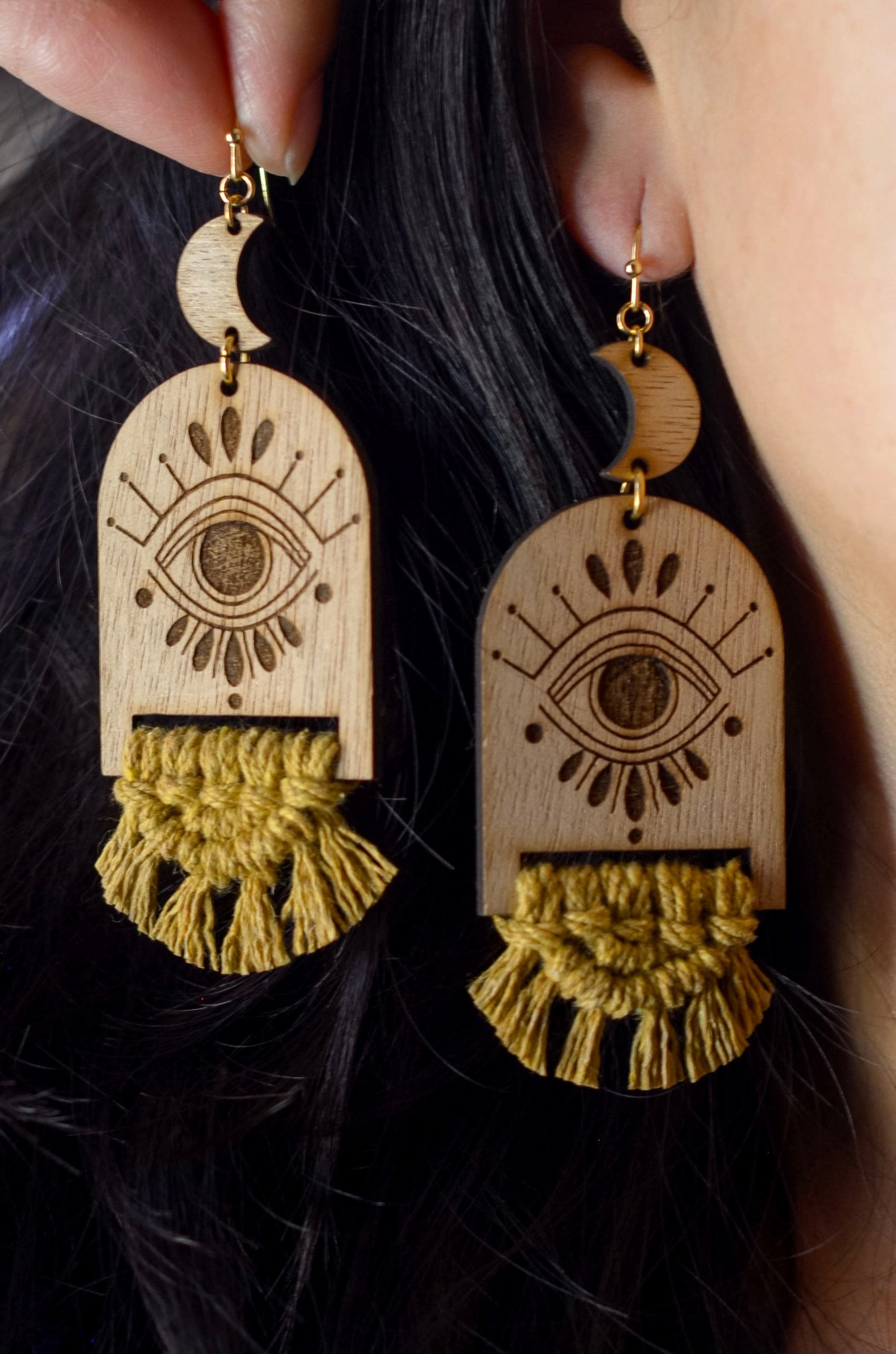 Modelo usando aretes Chandra macramé mostaza - vista lateral
