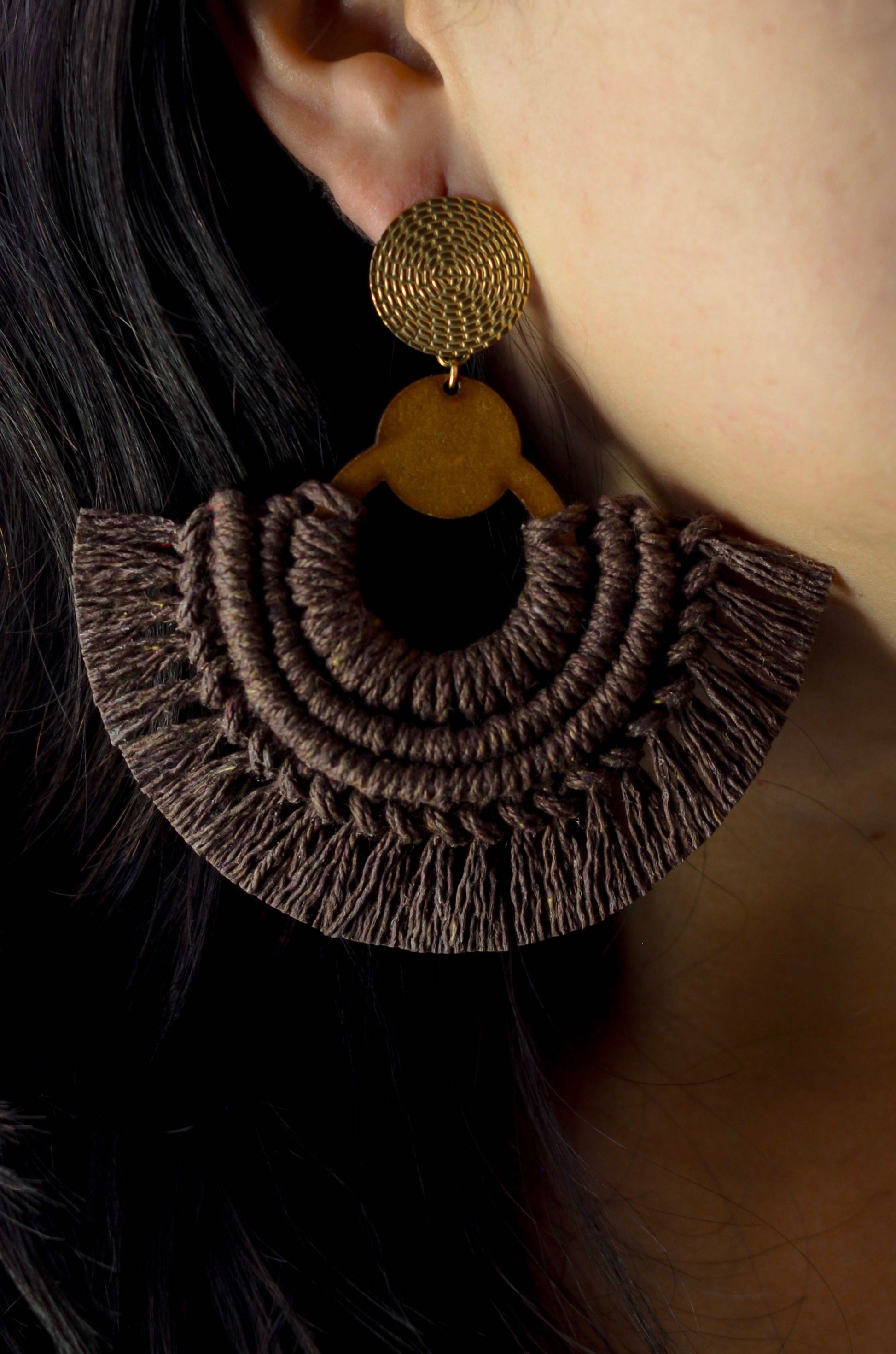 Modelo usando aretes Oriana macramé chocolate - vista lateral