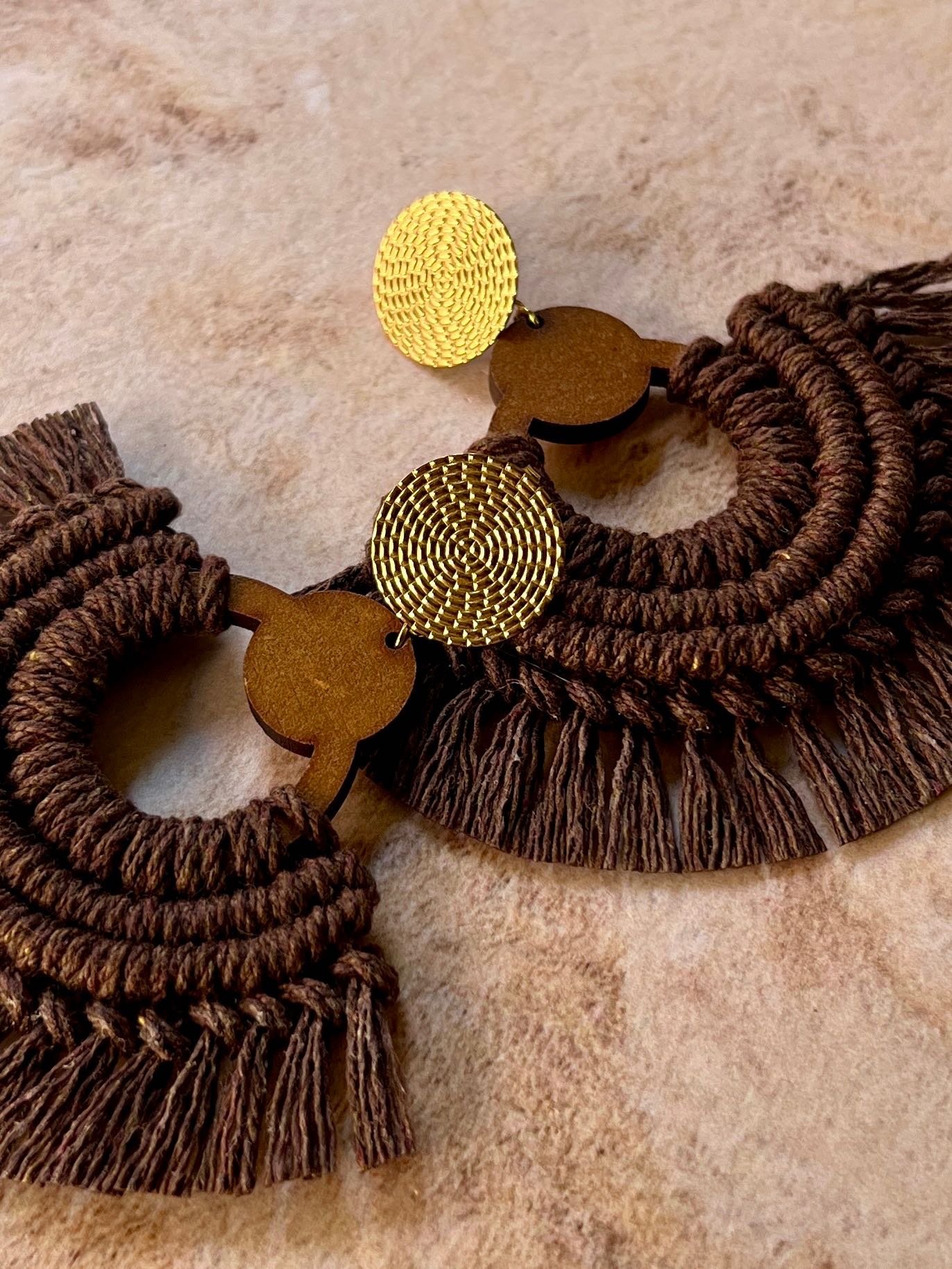 Detalle de tejido artesanal aretes macramé Oriana color chocolate