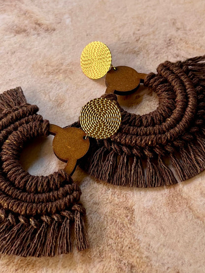 Detalle de tejido artesanal aretes macramé Oriana color chocolate