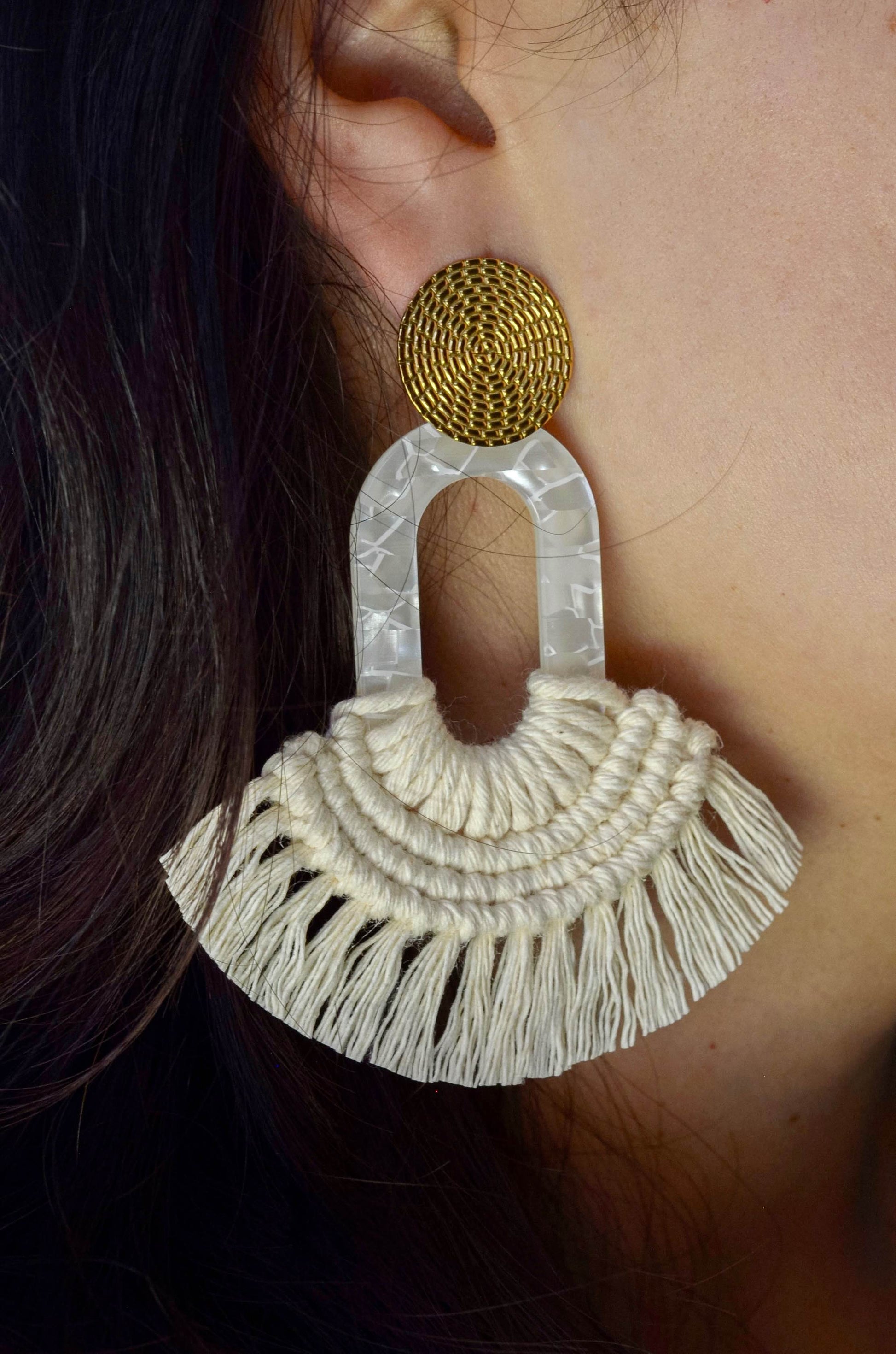 Modelo usando aretes Nácar macramé crudo - vista lateral