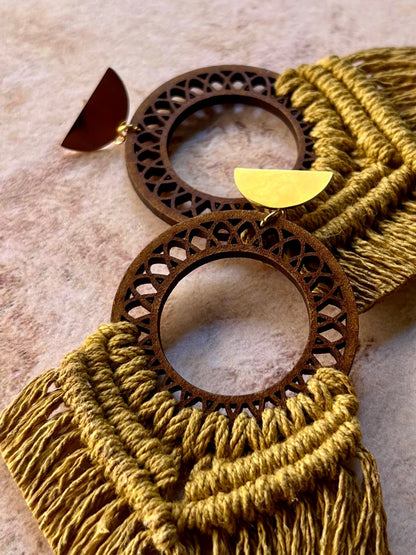 Detalle de tejido artesanal aretes macramé Durga color mostaza