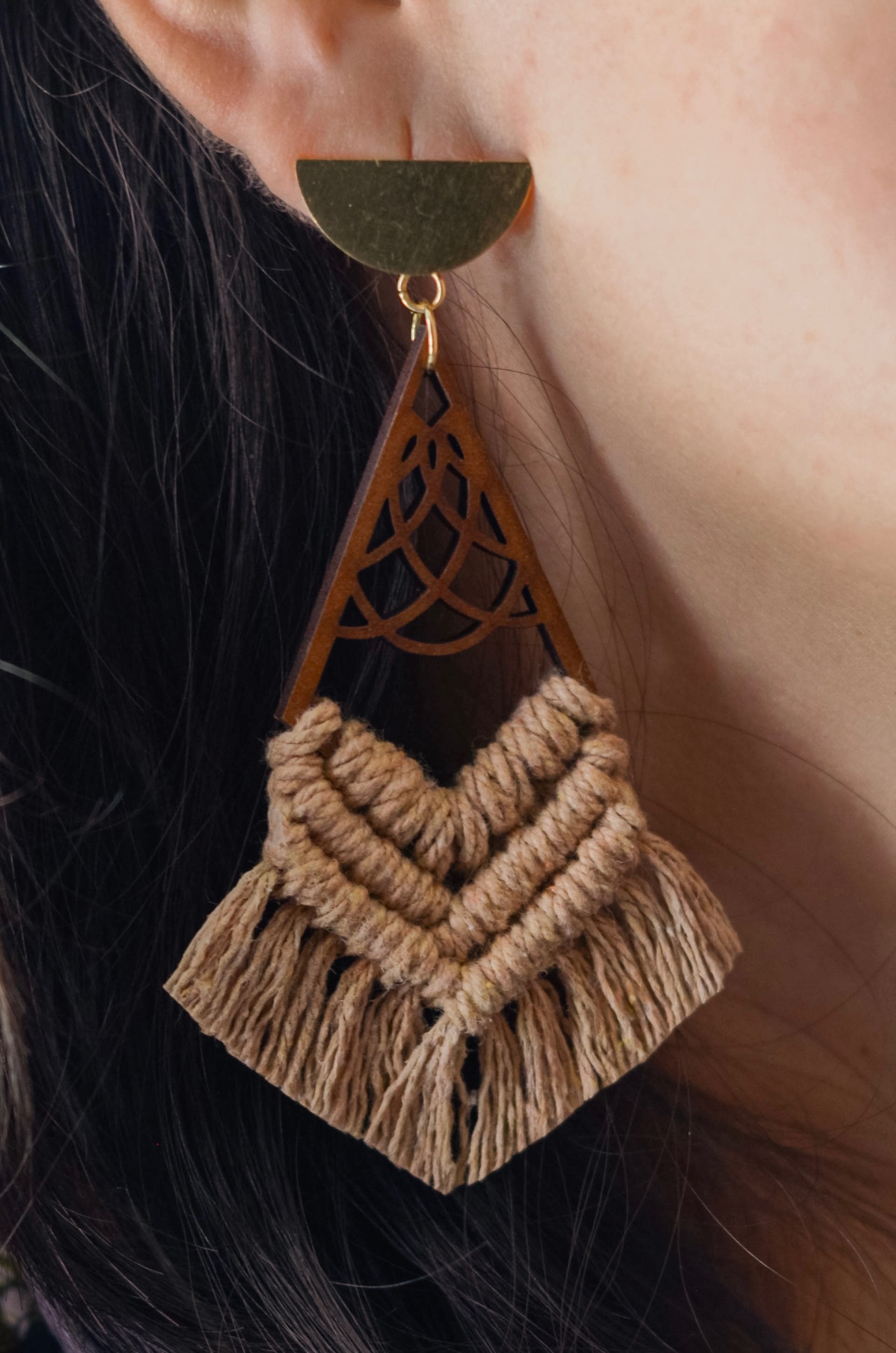 Modelo usando aretes Sita macramé mocca - vista lateral