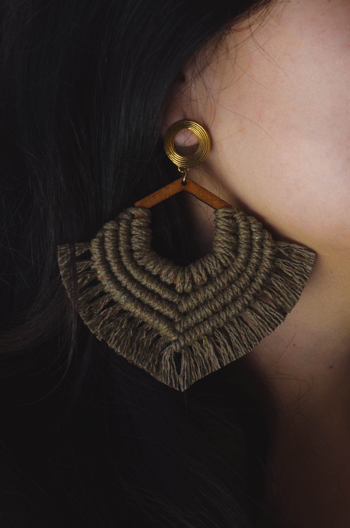 Modelo usando aretes Alba macramé olivo - vista lateral