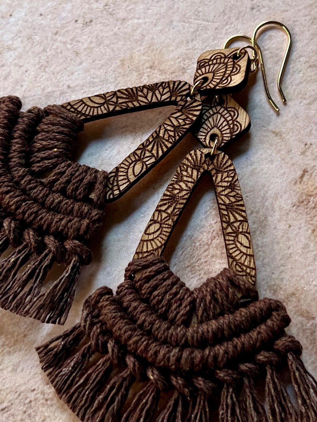 Detalle de tejido artesanal aretes macramé Rupa tono chocolate