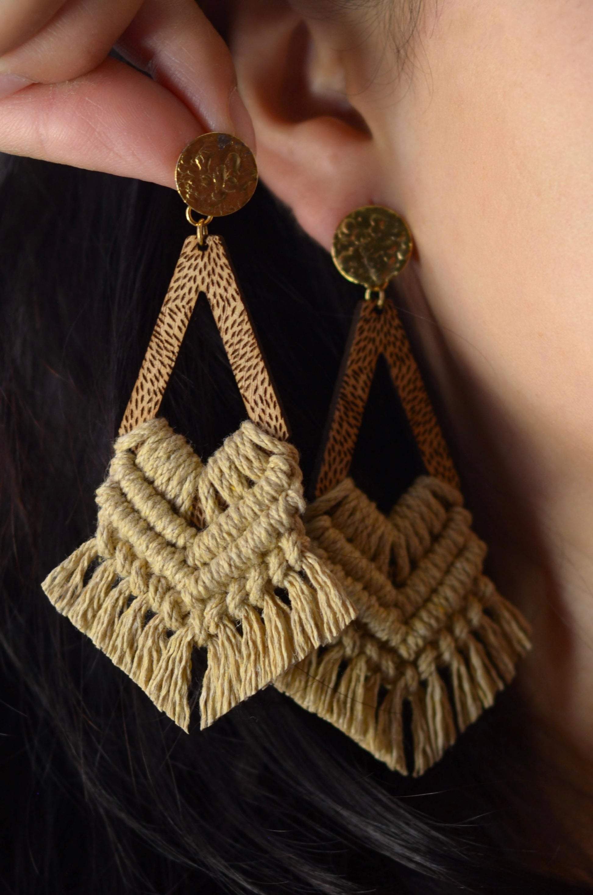 Modelo usando aretes Soma macramé arena - vista frontal