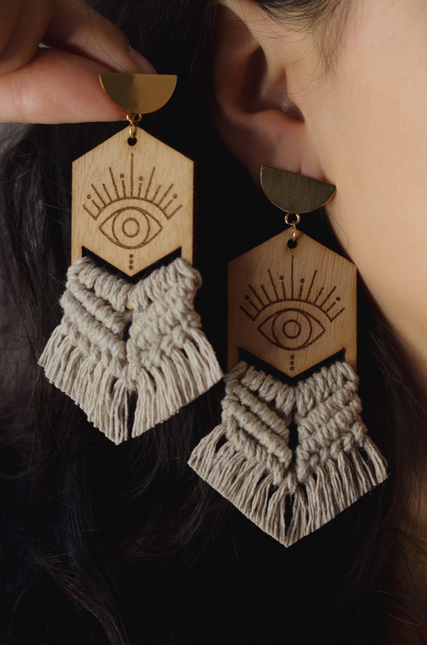 Modelo usando aretes Ayn macramé humo - vista lateral