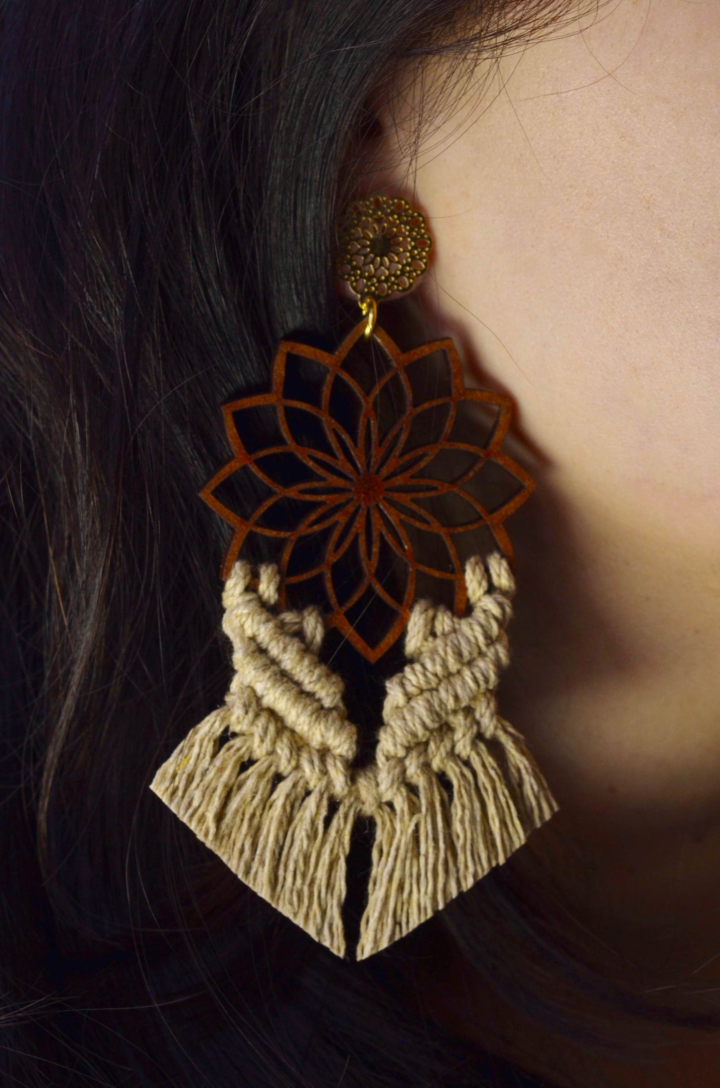 Modelo usando aretes Maia macramé arena - vista lateral