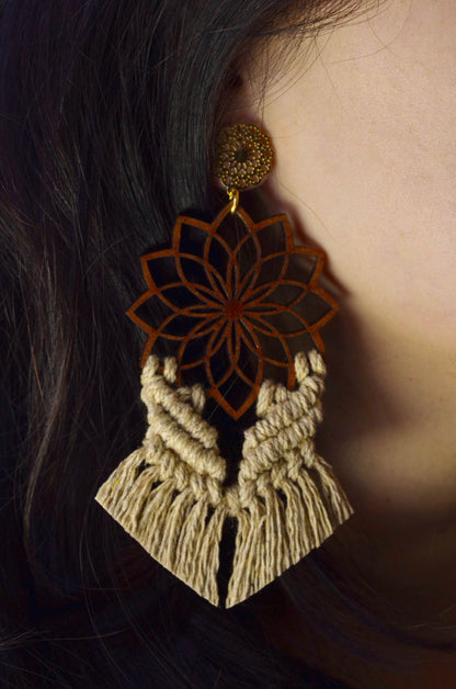 Modelo usando aretes Maia macramé arena - vista lateral