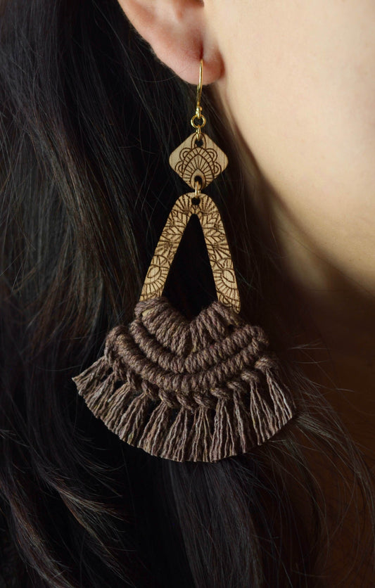 Modelo usando aretes Rupa macramé chocolate - vista lateral