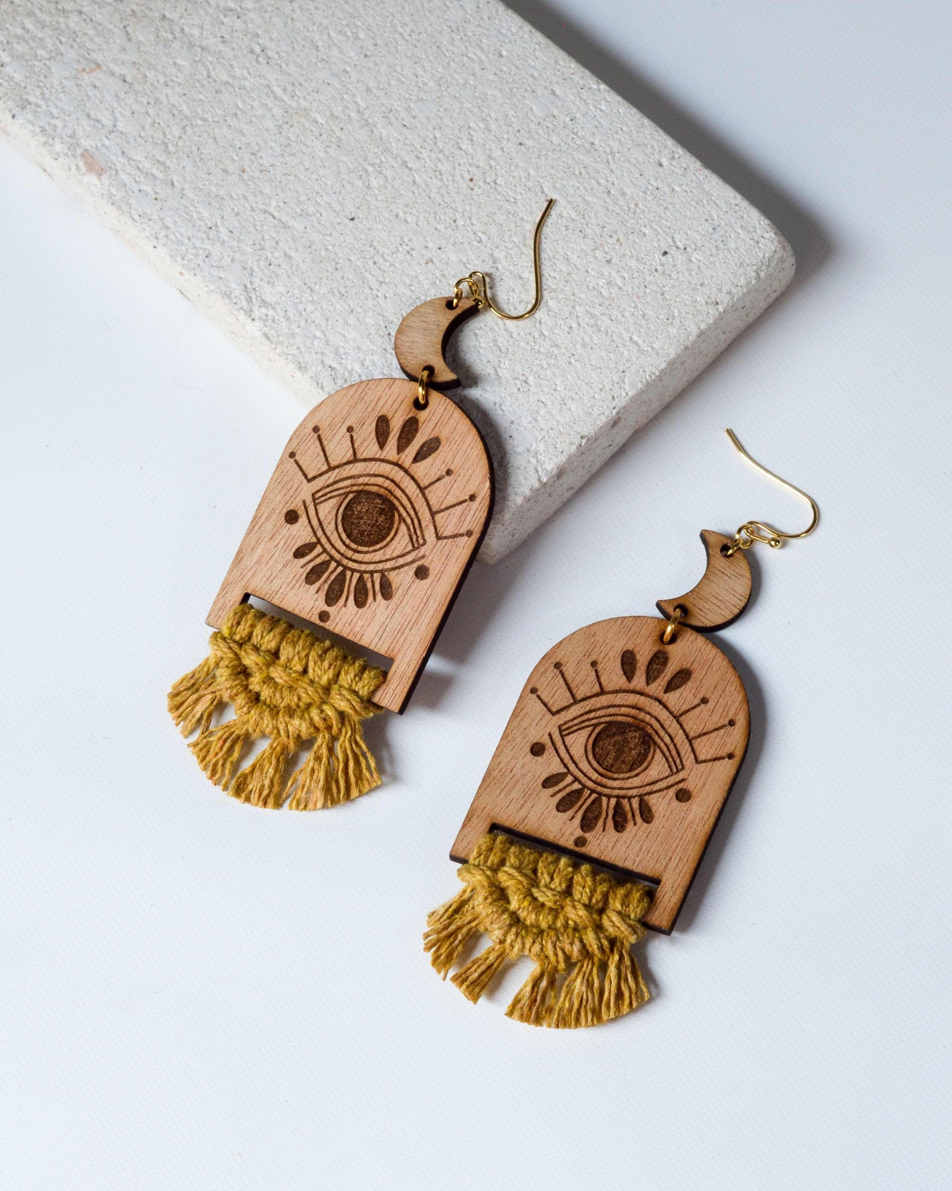 Detalle de tejido artesanal aretes macramé Chandra tono mostaza