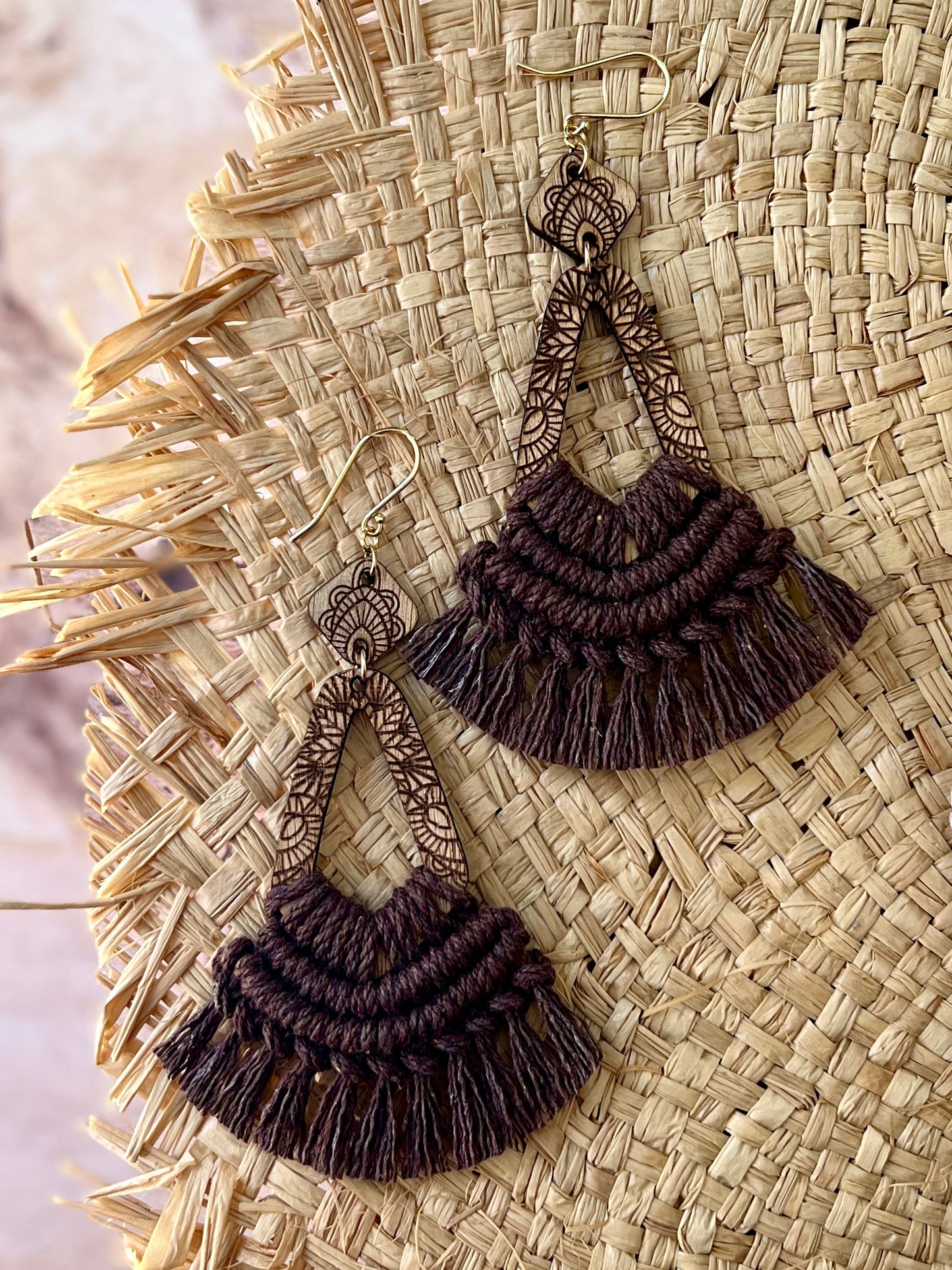 Aretes Rupa de macramé tono chocolate tejidos a mano - STELLINA