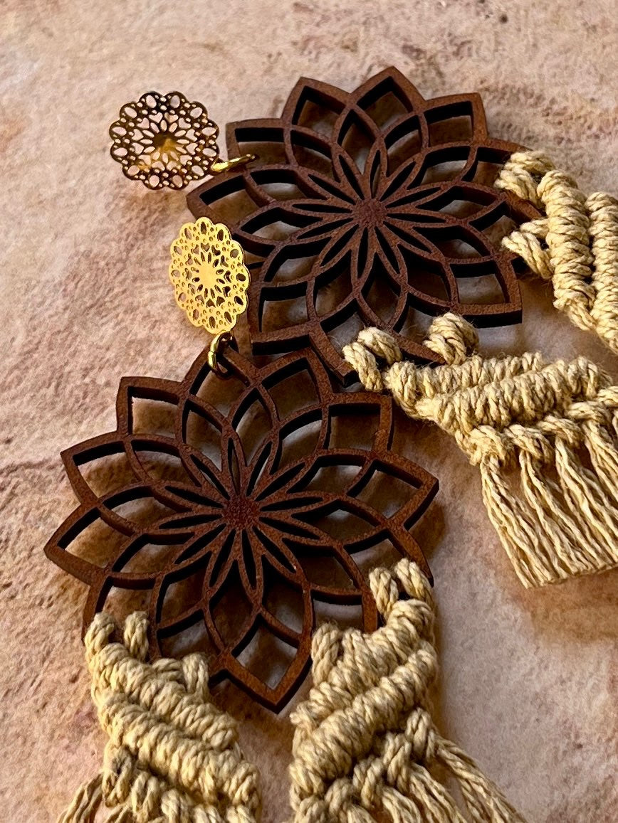 Detalle de tejido artesanal aretes macramé Maia color arena