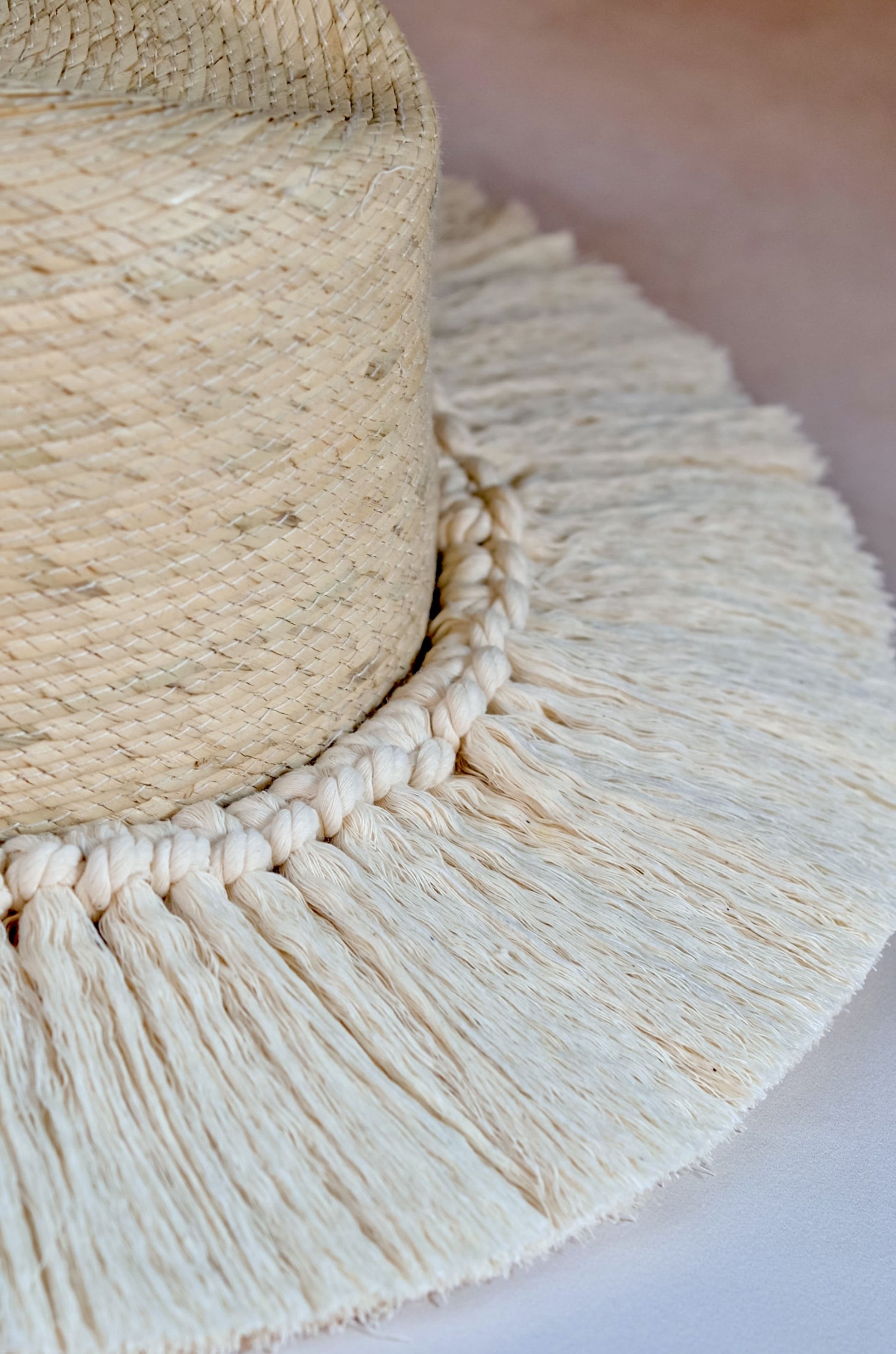 Detalle toquilla Marbella tejida a mano - Macramé de algodón sobre palma blanca horma explorer - STELLINA