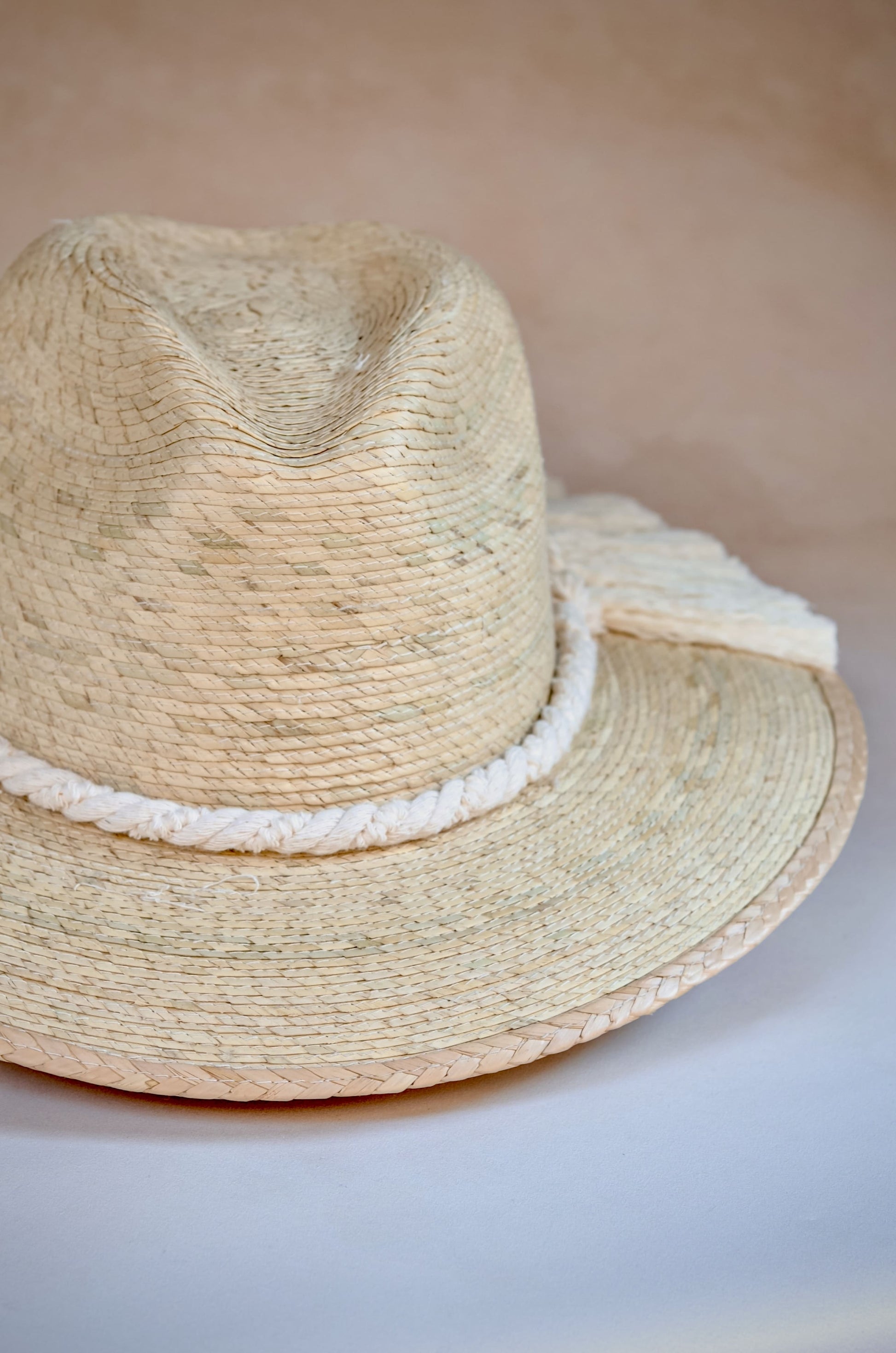 Sombrero Marbella explorer de palma blanca y macramé hecho a mano - Vista frontal flecos clásicos - STELLINA