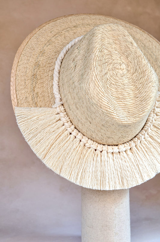 Sombrero Marbella de palma blanca - Vista posterior horma explorer con macramé - STELLINA