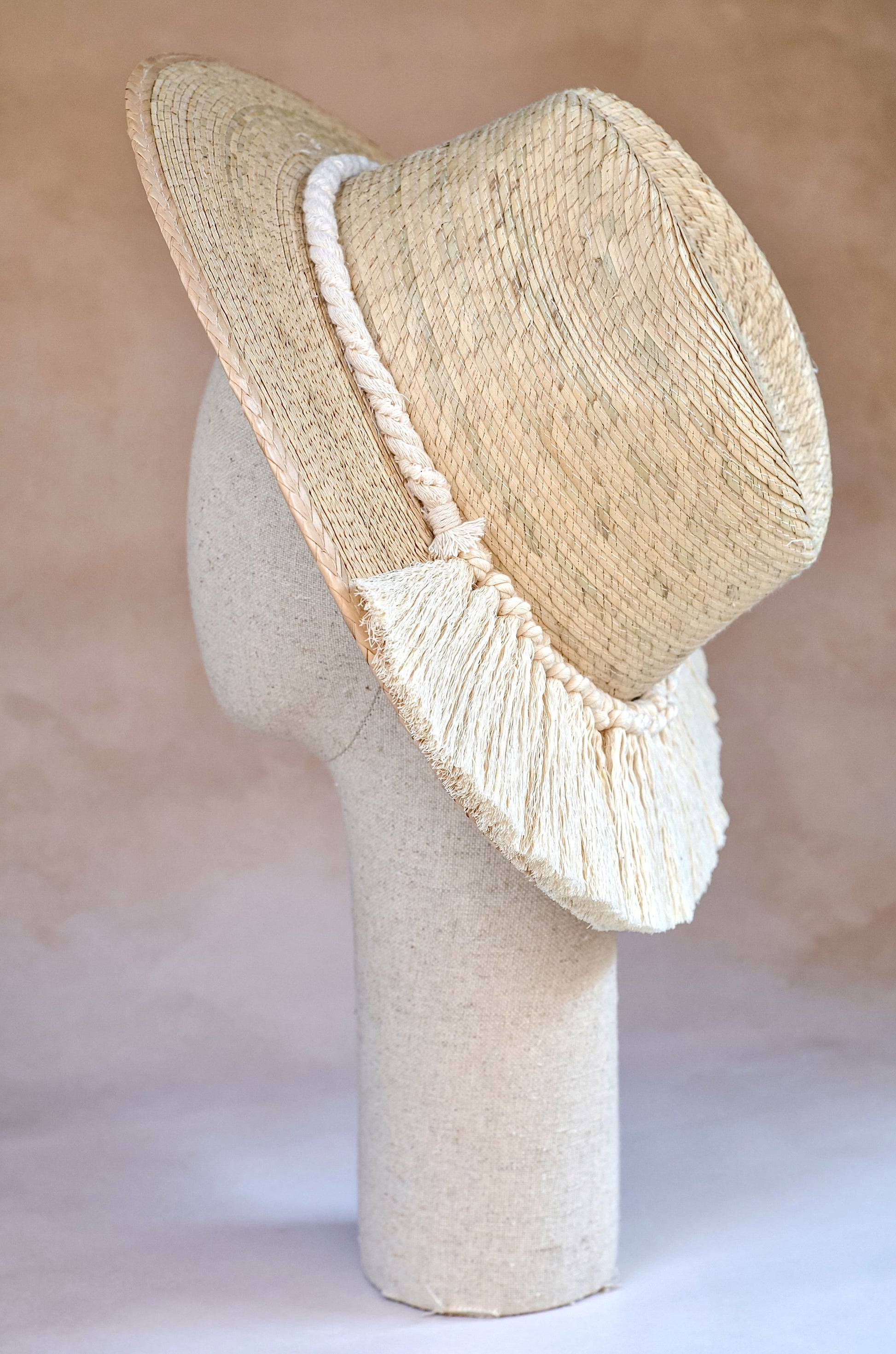 Sombrero Marbella horma explorer - Vista angular con toquilla de macramé en palma blanca - STELLINA