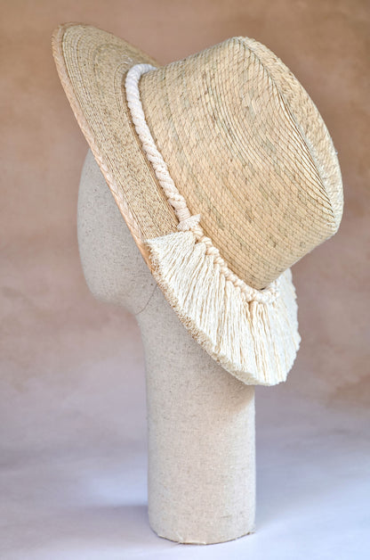 Sombrero Marbella horma explorer - Vista angular con toquilla de macramé en palma blanca - STELLINA