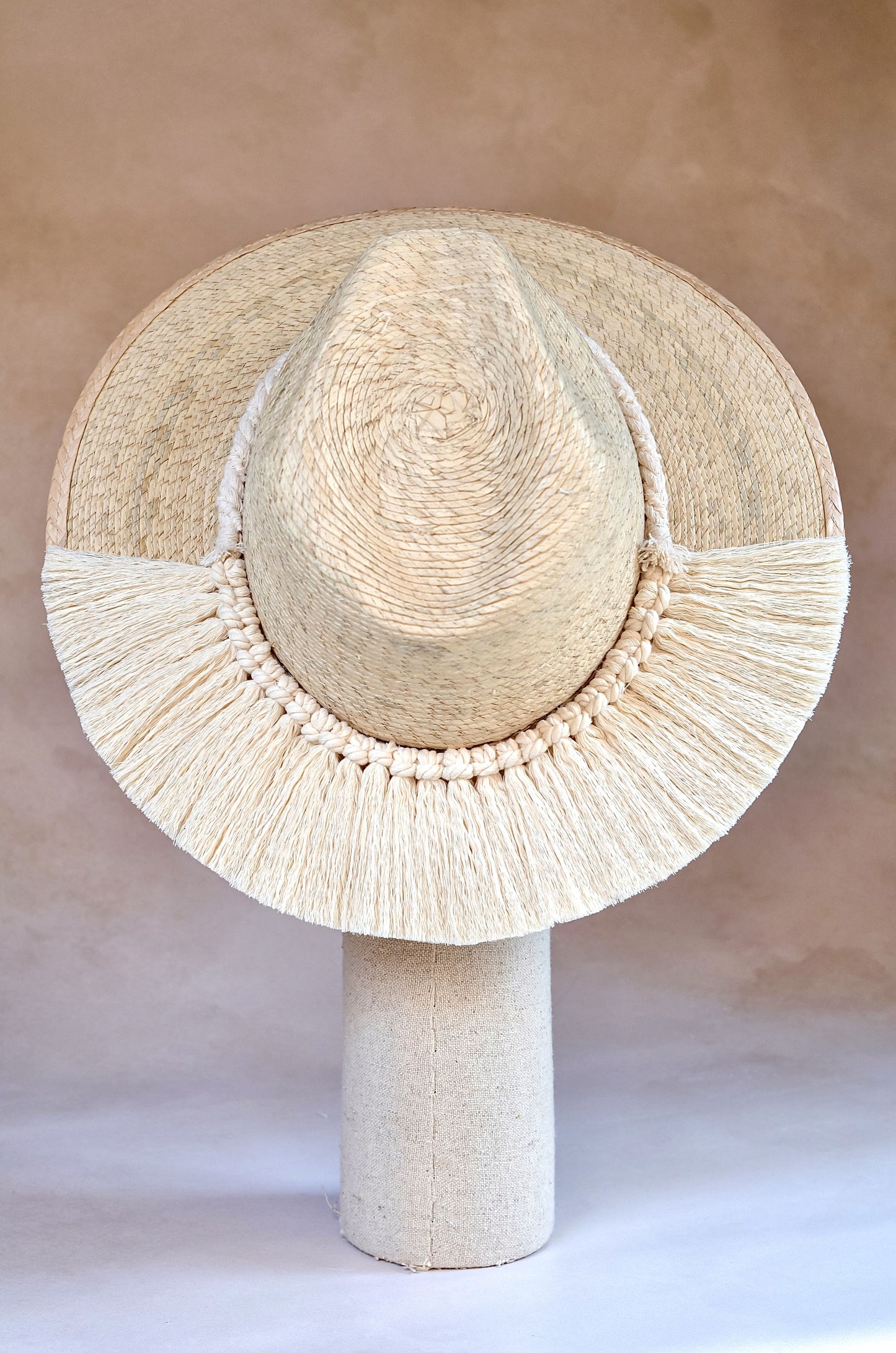 Sombrero Marbella explorer con toquilla de macramé - Vista trasera palma blanca artesanal - STELLINA