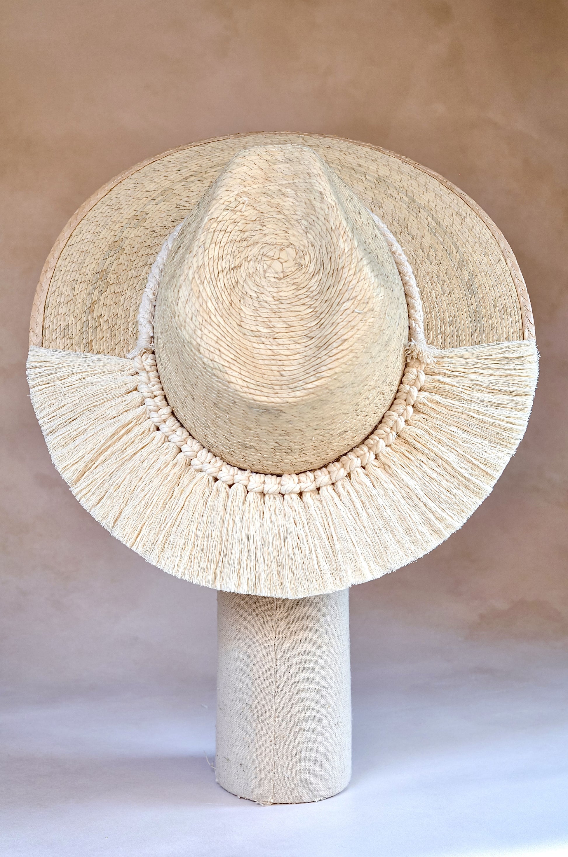 Sombrero Marbella explorer con toquilla de macramé - Vista trasera palma blanca artesanal - STELLINA