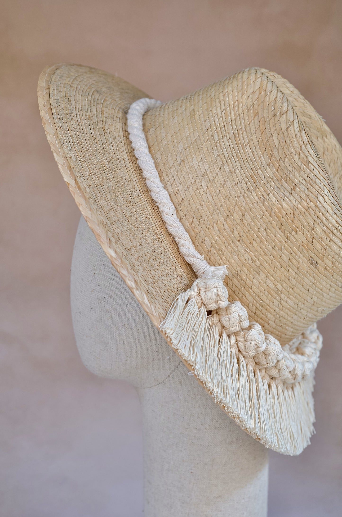  Sombrero Greta horma explorer - Perfil lateral con toquilla de macramé en palma blanca - STELLINA