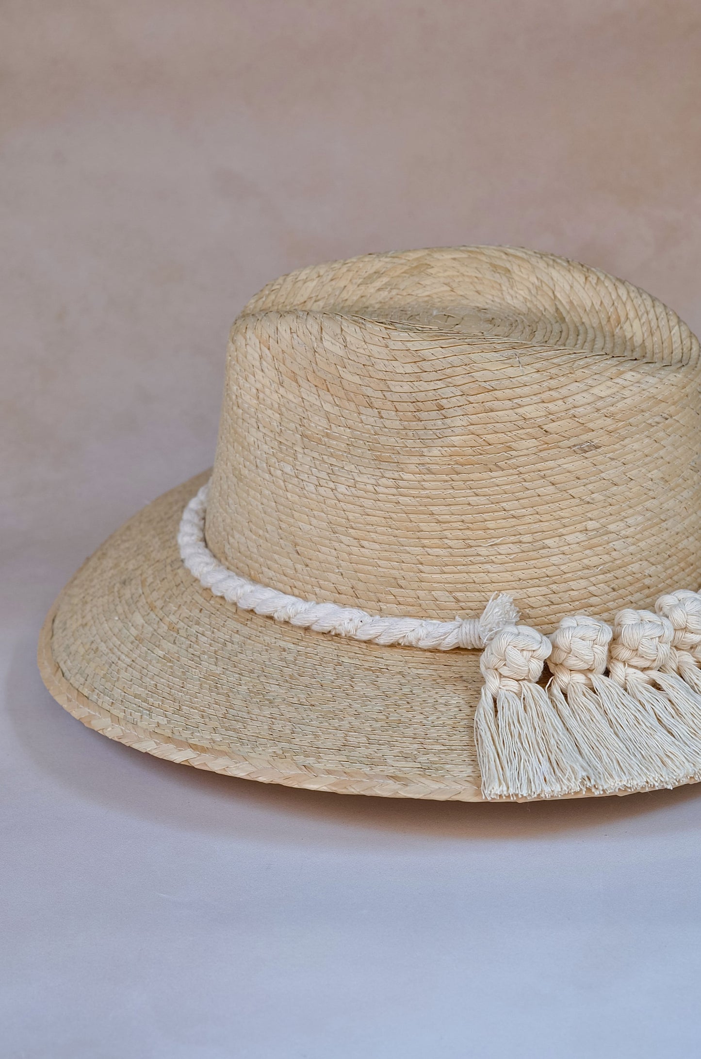 Sombrero Greta explorer de palma blanca - Vista lateral con toquilla de algodón tejida a mano - STELLINA