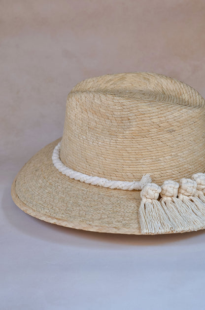 Sombrero Greta explorer de palma blanca - Vista lateral con toquilla de algodón tejida a mano - STELLINA