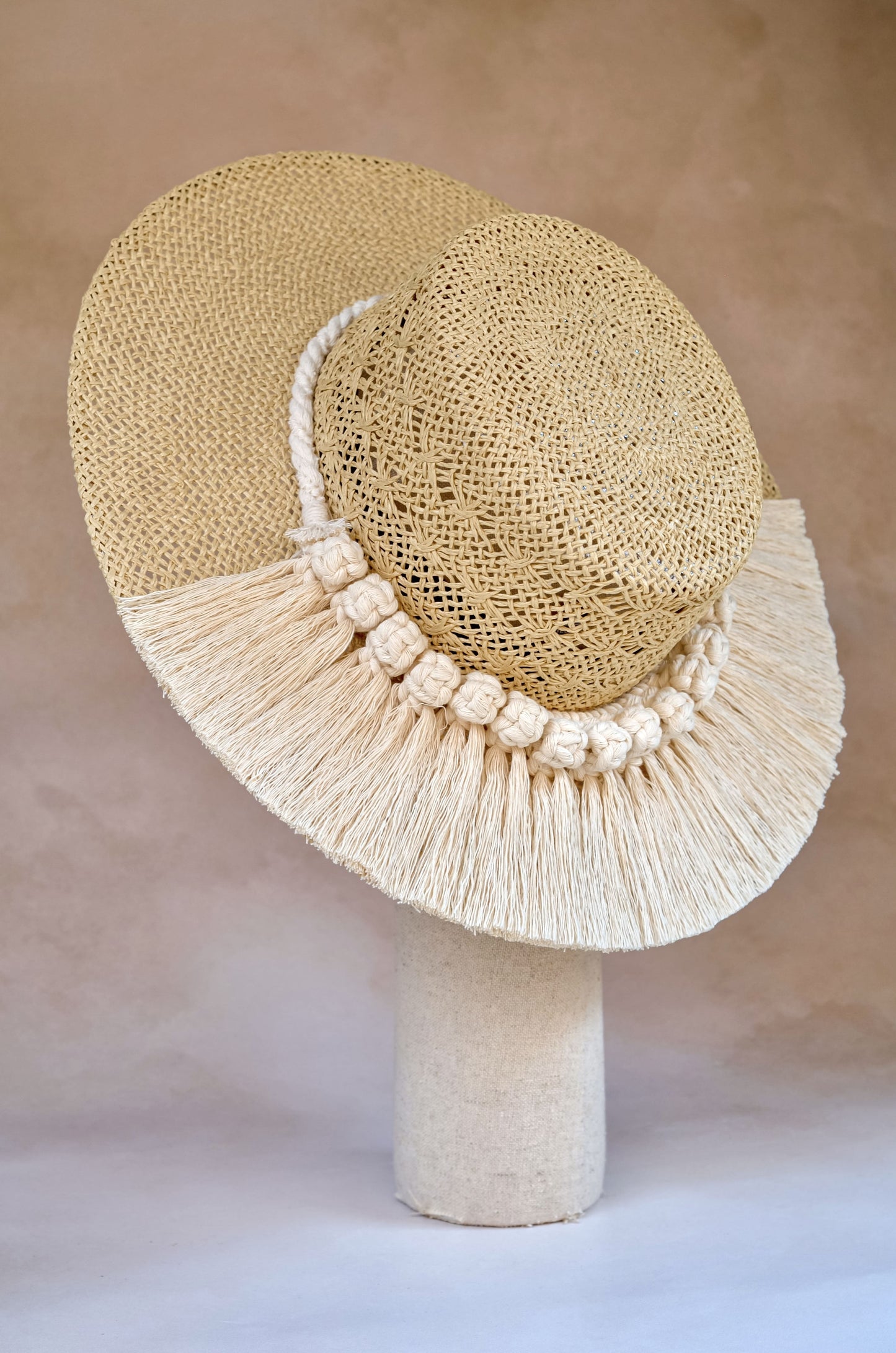 Sombrero Greta cordobés de yute refinado y macramé hecho a mano - Vista completa copa plana - STELLINA