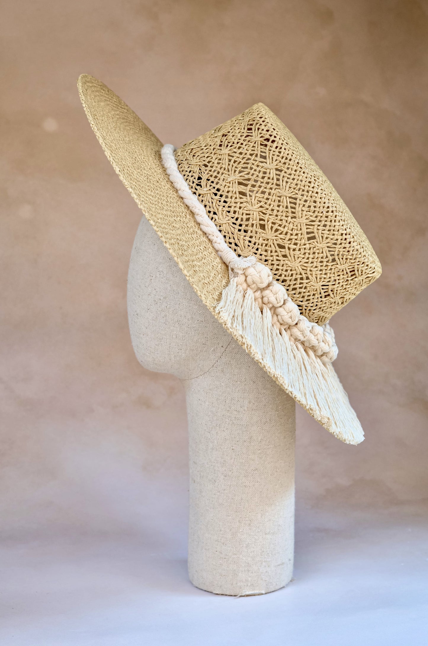 Sombrero Greta horma cordobés - Perfil lateral con toquilla de macramé en yute refinado - STELLINA