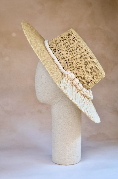 Sombrero Greta horma cordobés - Perfil lateral con toquilla de macramé en yute refinado - STELLINA