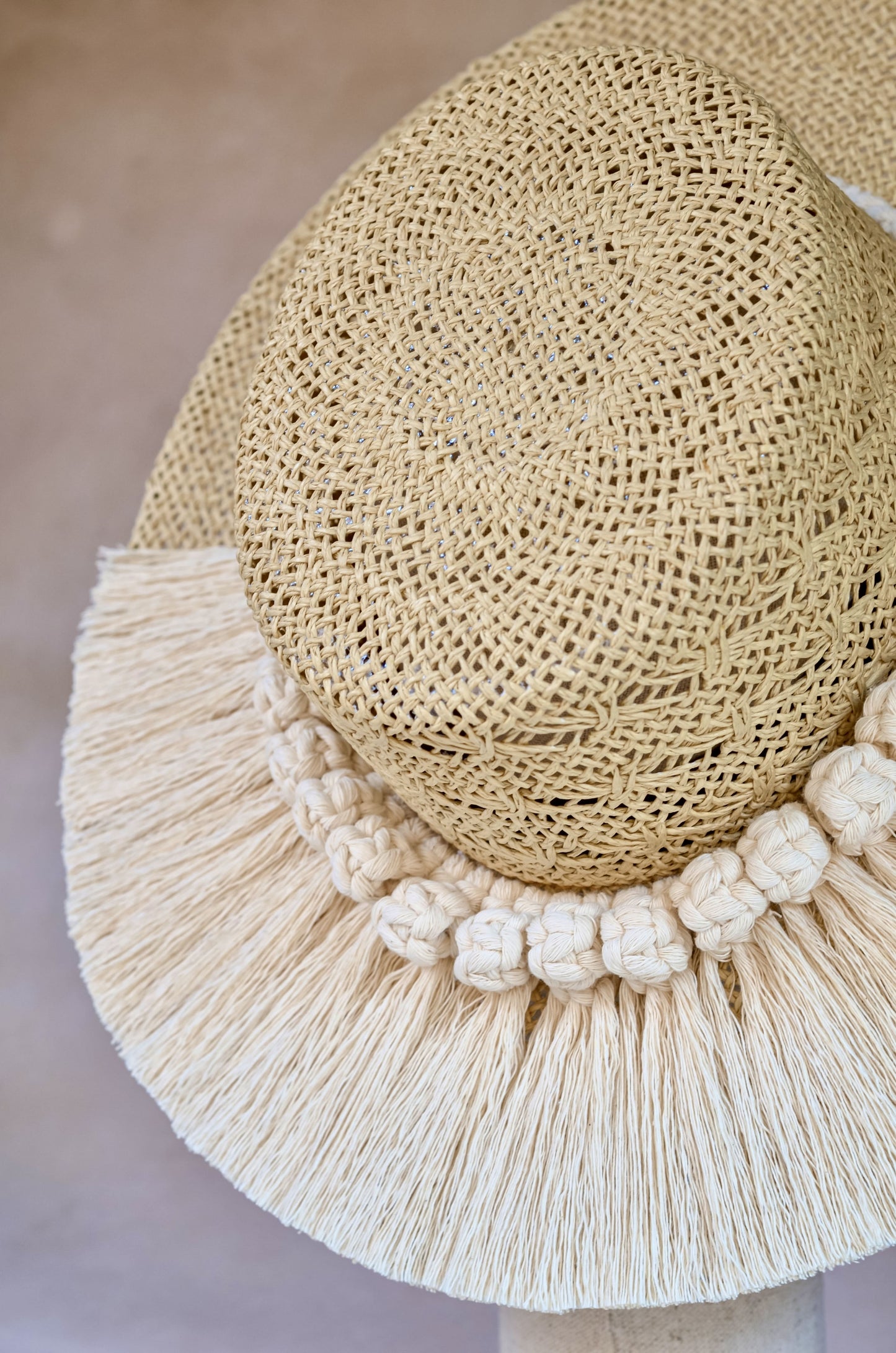 Detalle sombrero Greta cordobés - Yute refinado con toquilla de algodón tejida a mano - STELLINA