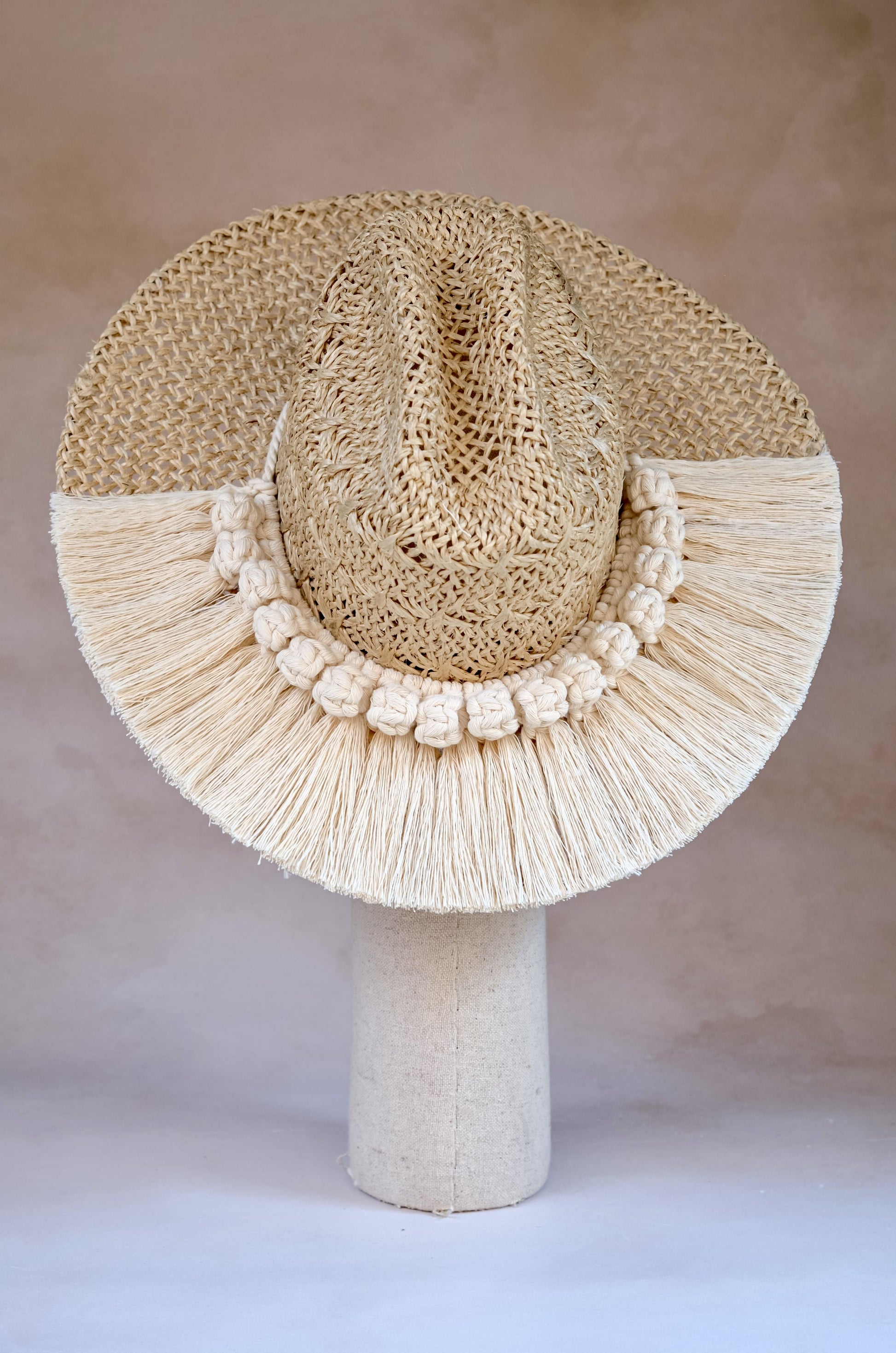 Sombrero Greta de yute natural - Vista posterior horma americana con macramé - STELLINA