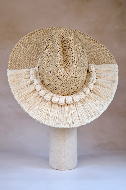 Sombrero Greta de yute natural - Vista posterior horma americana con macramé - STELLINA
