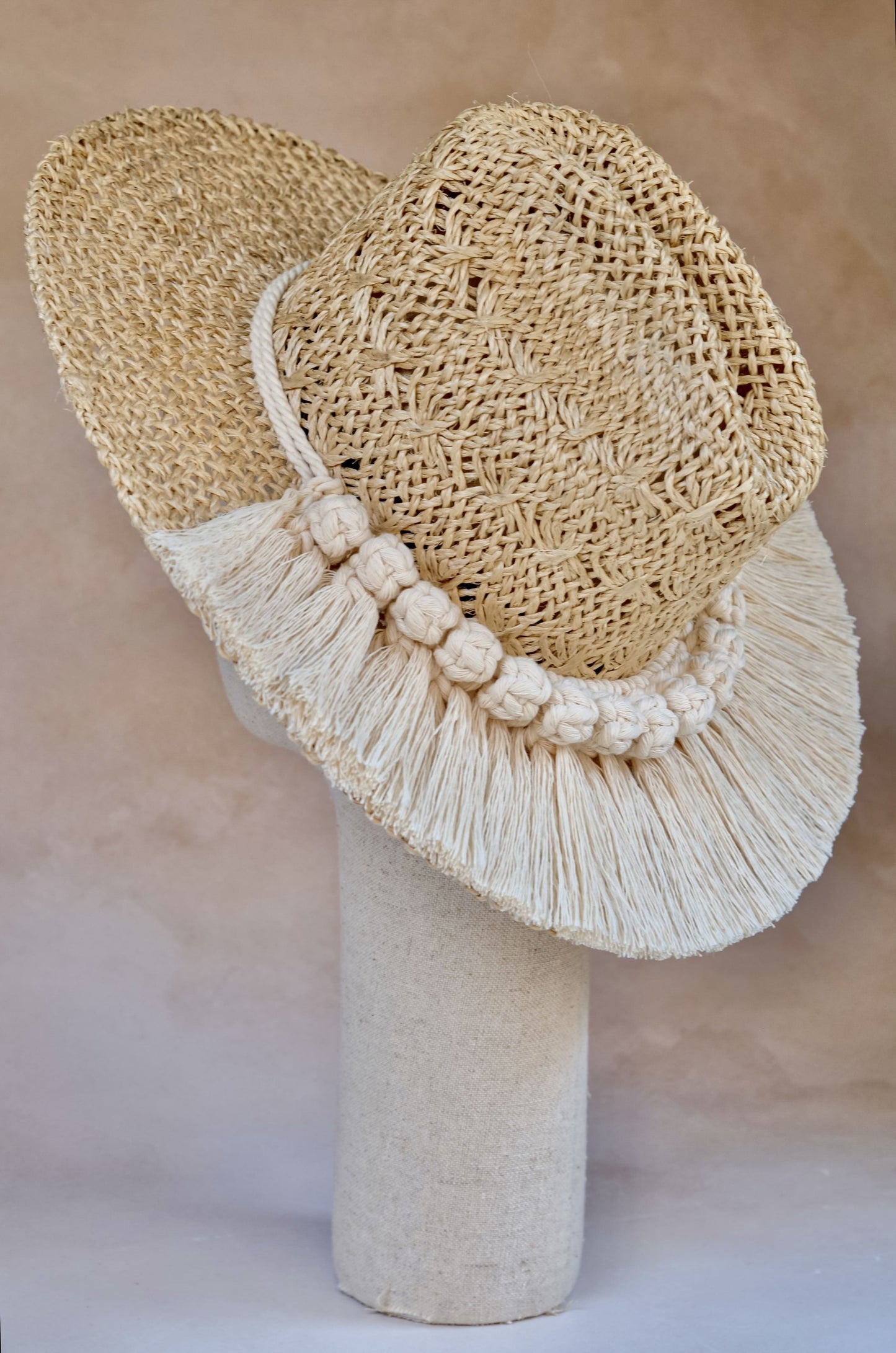 Sombrero Greta horma americana - Perfil lateral con toquilla de macramé en yute natural - STELLINA