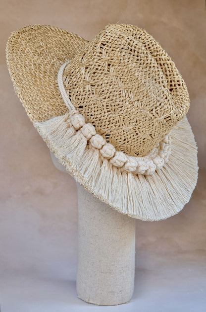 Sombrero Greta horma americana - Perfil lateral con toquilla de macramé en yute natural - STELLINA