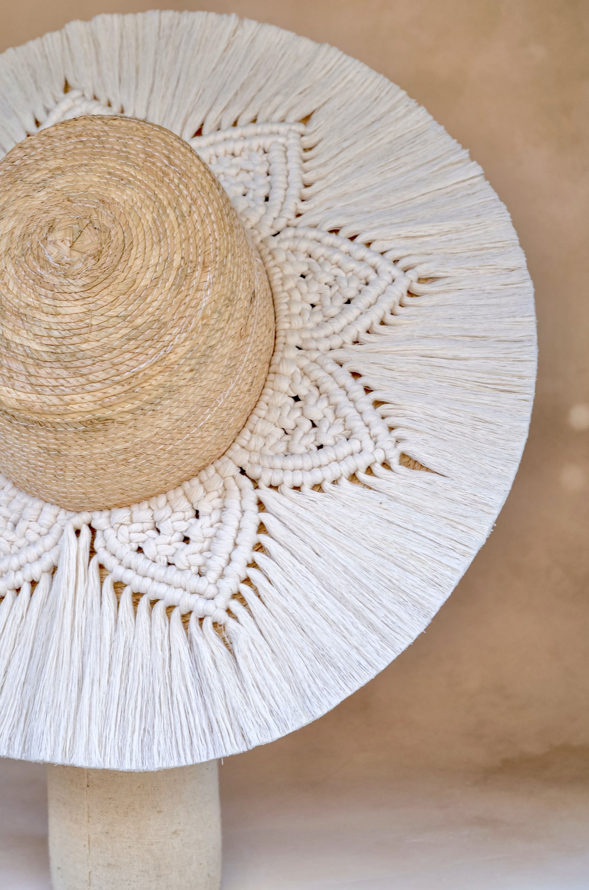 Sombrero playero Mandala de palma blanca con toquilla de macramé tejida a mano