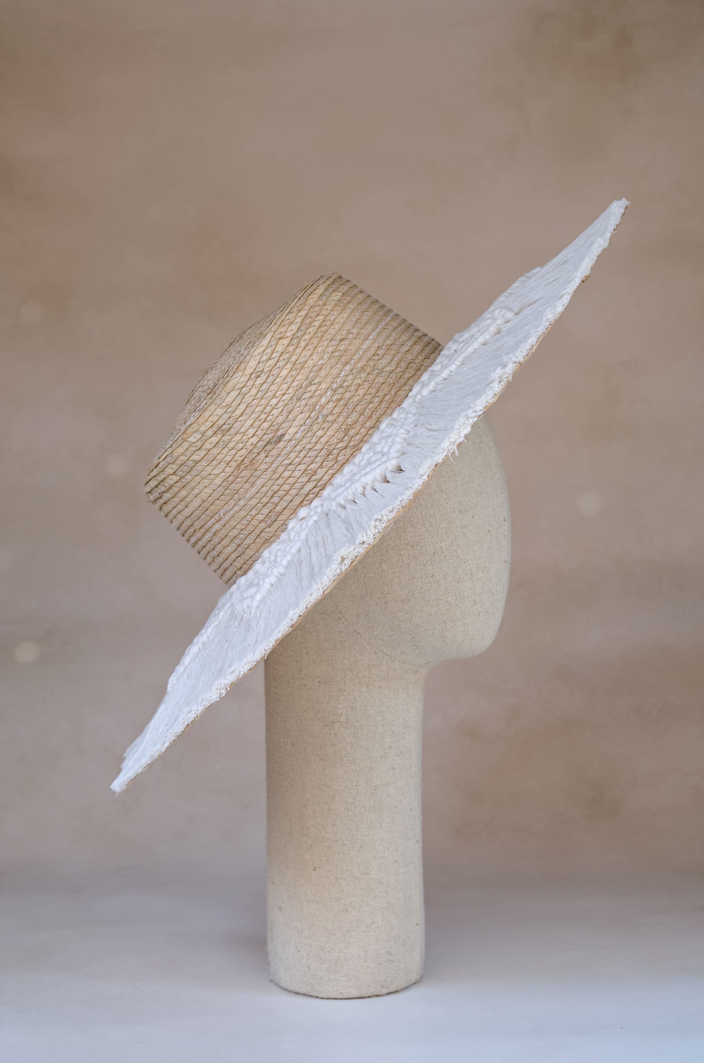 Vista lateral - Sombrero playero Mandala de palma blanca con toquilla de macramé tejida a mano