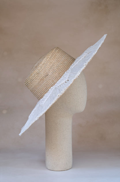 Vista lateral - Sombrero playero Mandala de palma blanca con toquilla de macramé tejida a mano