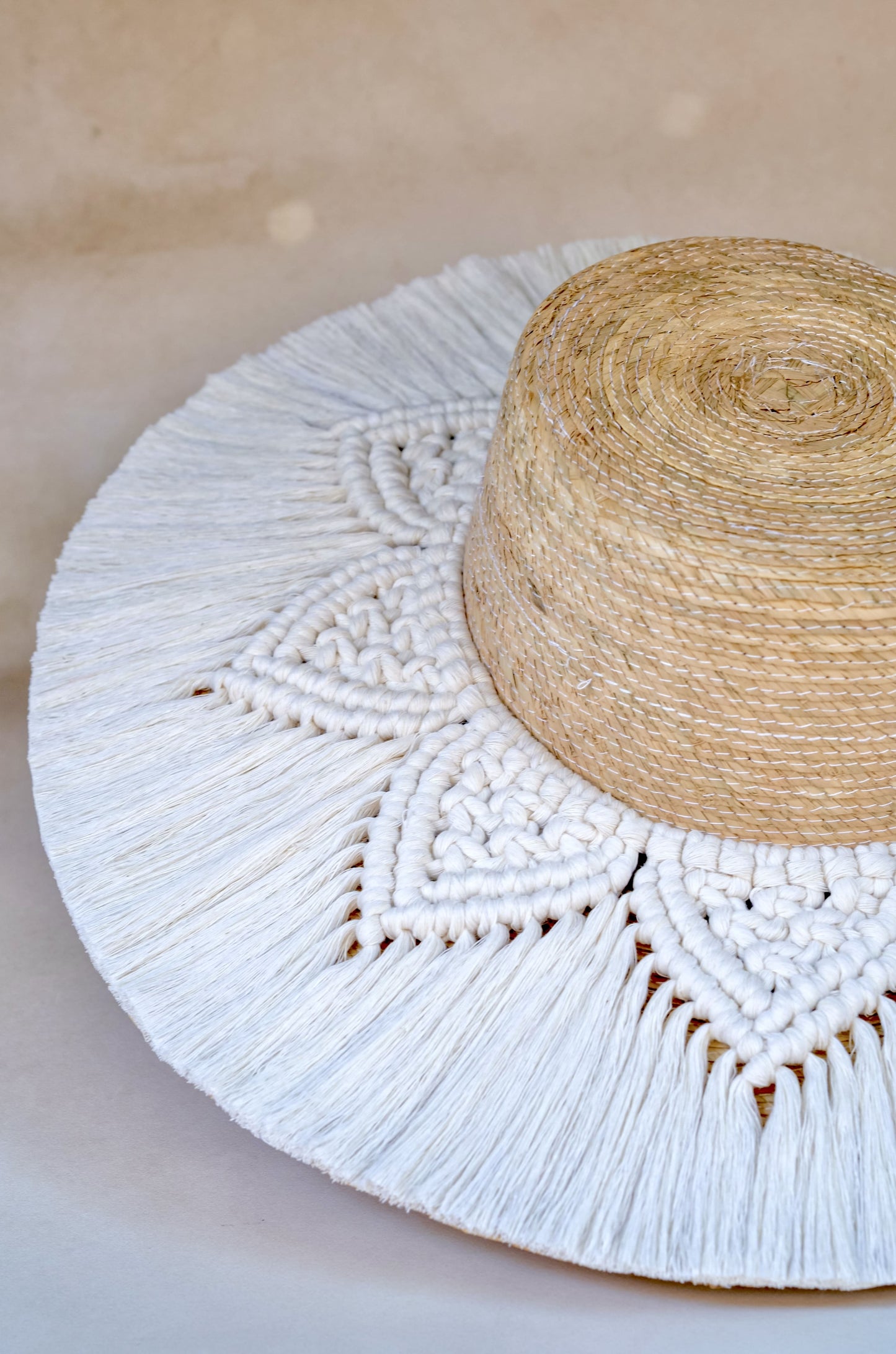 Textura de palma natural y toquilla de algodón en sombrero playero Mandala